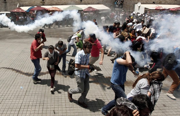 Manifestantes correm de bombas de gás lacrimogêneo durante protesto em Istambul. (Foto: Murad Sezer/Reuters)