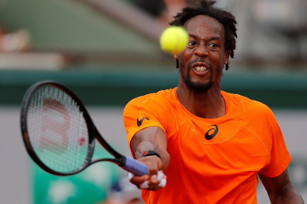 Gael Monfils contra Thiago Monteiro em Roland Garros (Foto:  Reuters / Gonzalo Fuentes)