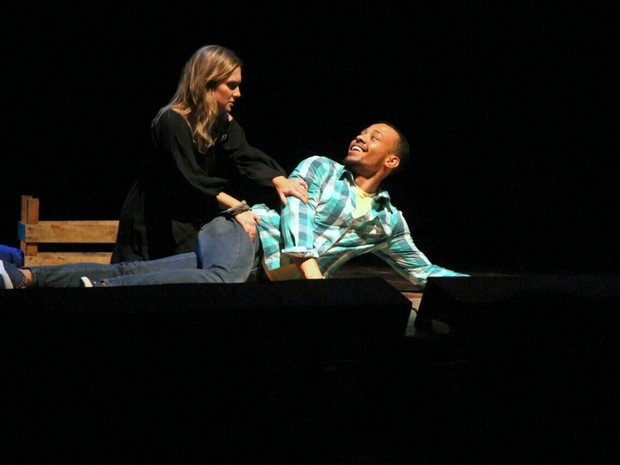 Mussunzinho e Yana Sardenberg em estreia de peça na Zona Norte do Rio (Foto: Ag. News)