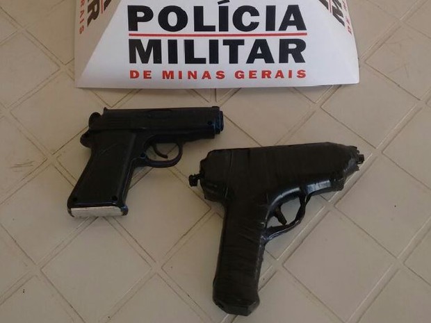 Armas eram transportadas em uma bolsa (Foto: Polícia Militar)