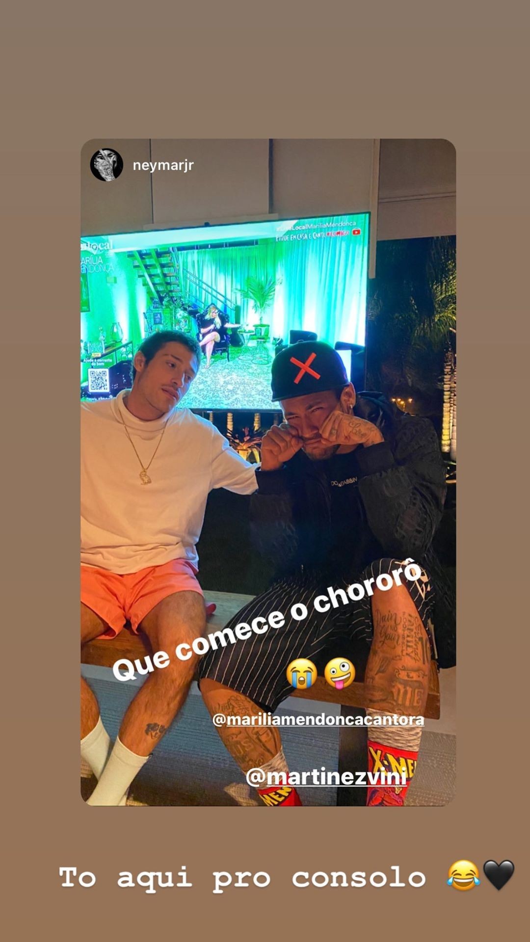 Vinícius Martinez e Neymar acompanhando live de Marília Mendonça (Foto: Reprodução/Instagram) Vinícius Martinez e Neymar acompanhando live de Marília Mendonça (Foto: Reprodução/Instagram)