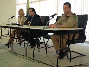 O ministro da Justiça, José Eduardo Cardozo, apresenta os números da operação de Carnaval nas estradas ao lado da diretora-geral da Polícia Rodoviária Federal, Maria Alice Nascimento Souza,  e de José Roberto Barroso, coordenador geral de operações da PRF (Foto: Murilo Nascimento/G1)