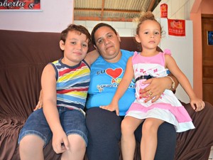 Glória Medeiros, de 36 anos, é mãe de dois filhos autistas (Foto: Caio Fulgêncio/G1)