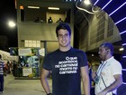 Após flerte, Enzo Celulari volta à Sapucaí com camiseta sugestiva