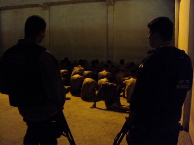 Policiais controlaram motim e presos foram levados para o pátio da cadeia (Foto: Divulgação)