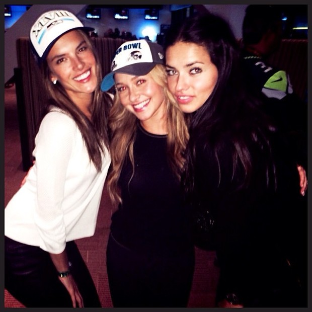Alessandra Ambrósio, Hayden Panettiere e Adriana Lima no Super Bowl, em Nova York, nos Estados Unidos (Foto: Instagram/ Reprodução)