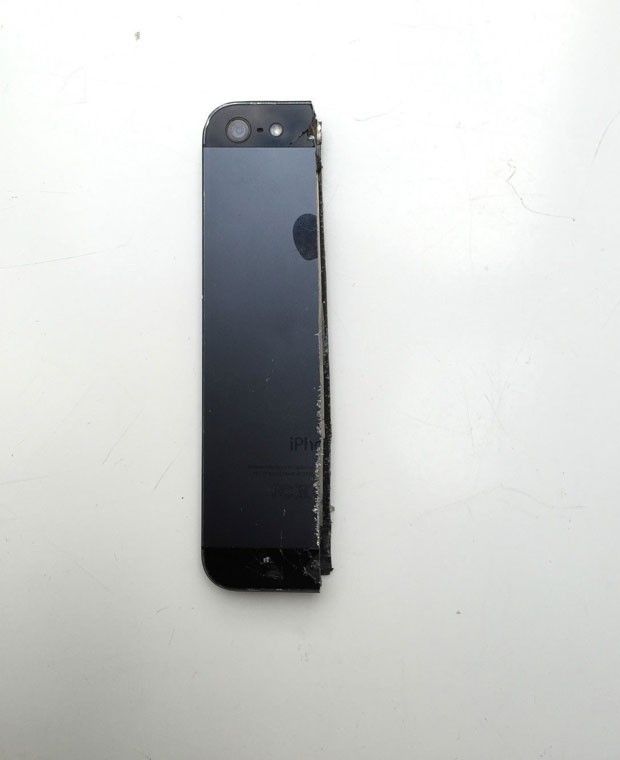 iPhone 5 foi cortado em dois e oferecido em leilão online (Foto: Reprodução/Ebay.de)