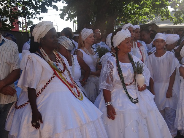 praticantes do candonblé participam da comemoração da Quebra do Xangô (Foto: Fabiana De Mutiis/G1)