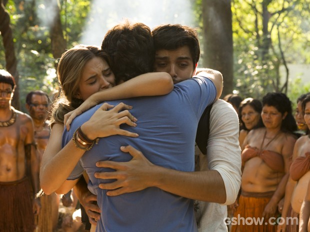 Marlon e Lili abraçam William com carinho (Foto: Fábio Rocha/TV Globo)