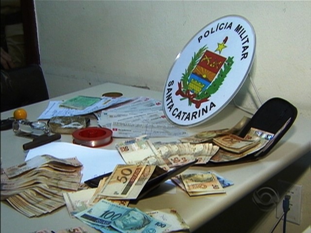 Assaltantes estavam com folhas de cheque assinadas e R$ 20 mil em dinheiro (Foto: Reprodução RBS TV)