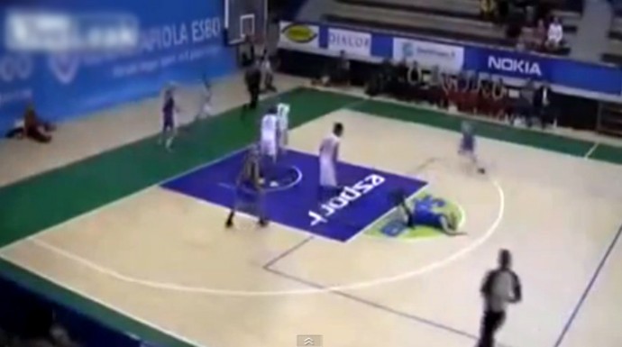 Frame de vídeo basquete (Foto: Reprodução / Youtube)