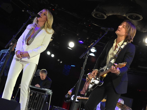 Ashley Monroe e Keith Urban cantam em prêmio de música em Nashville, nos Estados Unidos (Foto: Rick Diamond/ Getty Images/ AFP)