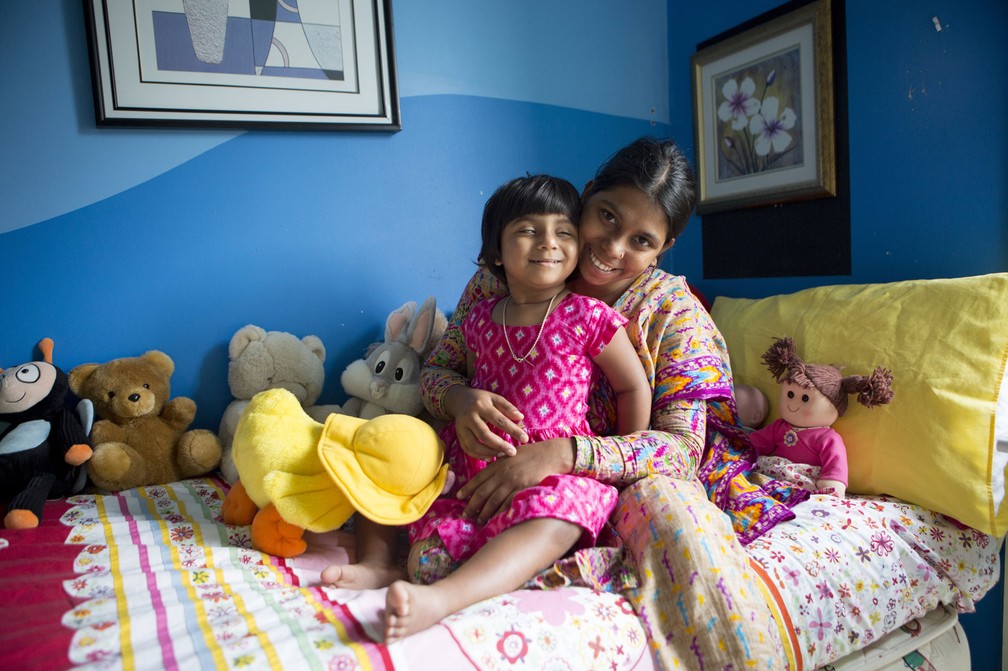  Choity Khatun, de 3 anos, com sua mãe Shima Khatun, de 22: menina passou por cirurgia para remover terceira perna e adequar outros órgãos (Foto: TEAGAN GLENANE / CHILDREN FIRST FOUNDATION / AFP)