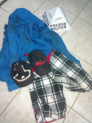 PM apreendeu roupas usadas em crime no Bairro Filgueiras em Juiz de Fora (Foto: Polícia Militar/ Divulgação)