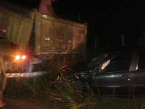 Carro foi retirado com ajuda de um caminhão (Foto: Divulgação/ Polícia Militar)