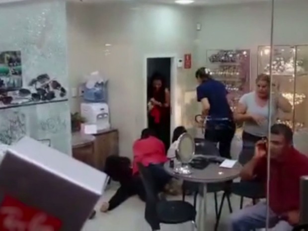 G V Deo Mostra Vendedora Baleada Ap S Troca De Tiros Em Shopping De Goi Nia Not Cias Em Goi S