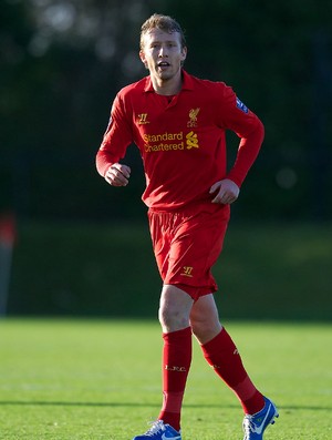 Lucas Leiva volta a jogar no Liverpool (Foto: Divulgação / Site Oficial do Liverpool)