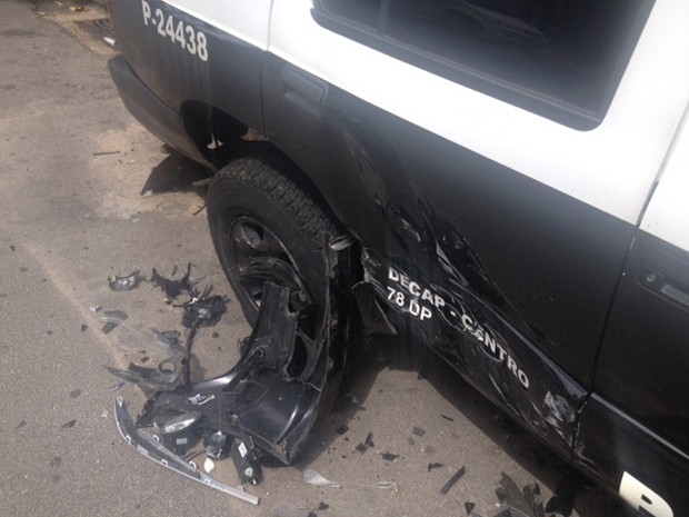 Carro da polícia foi danificado na lateral  (Foto: Lívia Machado/G1)