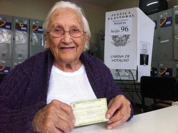 Dona Maria, 96 anos, votou em Pelotas (Foto: Daniel Trzeciak/RBS TV)