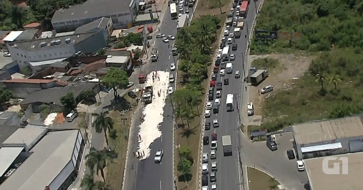 G1 - Carro bate em poste e trânsito trava em Lauro de Freitas e Estrada ...