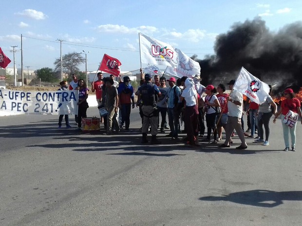 Estudantes interditaram trecho da BR-104 em Caruaru (Foto: Divulgação/PRF)