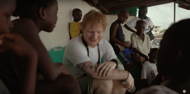 Ed Sheeran em viagem para Libéria (Foto: Reprodução / Youtube)