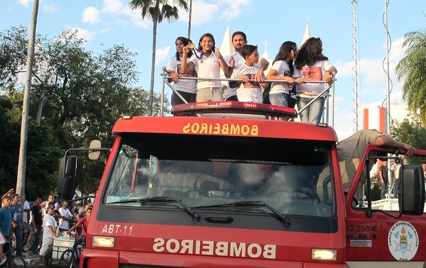 Sarah no carro de bombeiros, Chegada Sarah Menezes (Foto: Raphael Andriolo / Globoesporte.com)