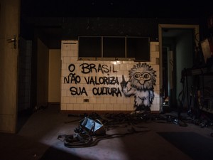 As pinturas foram feitas no 1º andar e em parte da sala de projeção. Segundo o MSTS, o 1º andar abrigará um espaço cultural para o movimento. O edifício foi desapropriado e cedido para a Secretaria Municial de Educação antes de ser ocupado pelo grupo. (Foto: Victor Moriyama/G1)