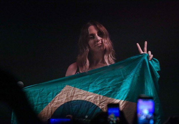 Melanie C com a bandeira do Brasil durante o show em SP (Foto: Raphael Castello/AgNews) Melanie C com a bandeira do Brasil durante o show em SP (Foto: Raphael Castello/AgNews)
