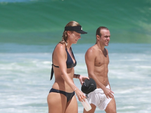 Roger Flores e a mulher, Betina Schmidt em praia no Rio (Foto: Dilson Silva/AgNews) Roger Flores e a mulher, Betina Schmidt em praia no Rio (Foto: Dilson Silva/AgNews)