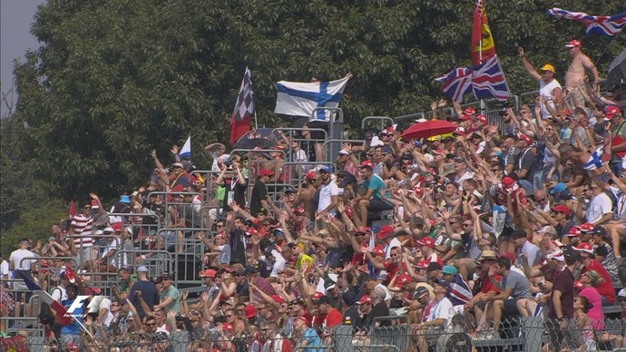 Torcida da Ferrari marcou presença nas arquibancadas no treino classificatório para o GP da Itália (Foto: Divulgação)