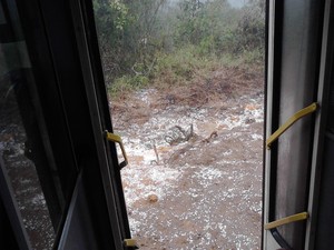 Foto de chuva de granizo em Lumiar, Nova Friburgo, RJ (Foto: Junior Araújo)