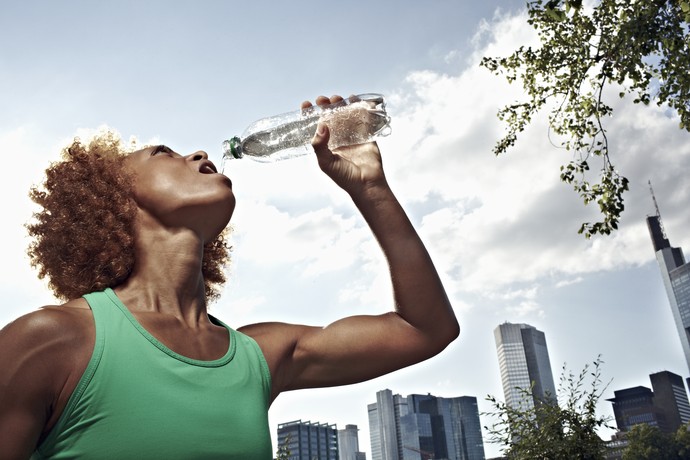 Mulher bebendo água hidratação euatleta (Foto: Getty Images)