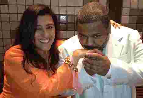 Arlindo Cruz pede a benção a Regina Casé antes de seu casamento no RJ (Reprodução/Instagram) Arlindo Cruz pede a benção a Regina Casé antes de seu casamento no RJ (Reprodução/Instagram)