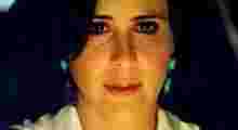 Bêbada, Manoela despenca de precipício e Fábio vê tudo (Guerra dos Sexos/TV Globo)
