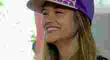 Veja Fatinha arranhando em várias línguas no hostel (Malhação/TV Globo)