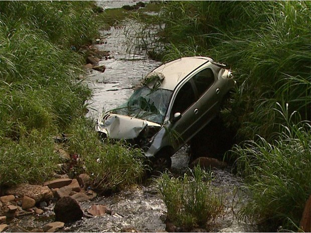 G1 Carro Cai Em Córrego De Avenida E Deixa Grávida Ferida Em Ribeirão Preto Notícias Em 1998