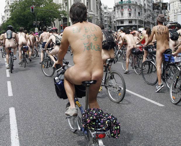 Ciclistas nus passeiam por Madri durante protesto neste sábado (9) (Foto: Paul Hanna/Reuters)