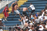 FOTOS: confusão entre as torcidas de Atlético-PR e Vasco FOTOS: confusão entre as torcidas de Atlético-PR e Vasco