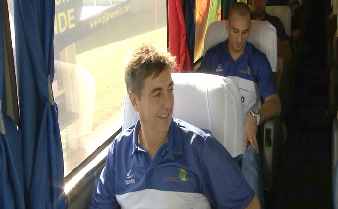 Guerrinha, técnico, Bauru Basquete, embarque (Foto: Reprodução / TV TEM) Guerrinha, técnico, Bauru Basquete, embarque (Foto: Reprodução / TV TEM)