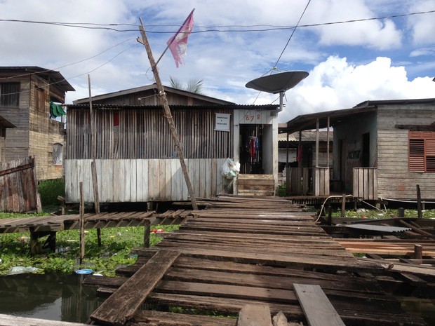 Família mora em casa em região alagada na Zona Sul de Macapá (Foto: Abinoan Santiago/G1) Família mora em casa em região alagada na Zona Sul de Macapá (Foto: Abinoan Santiago/G1)