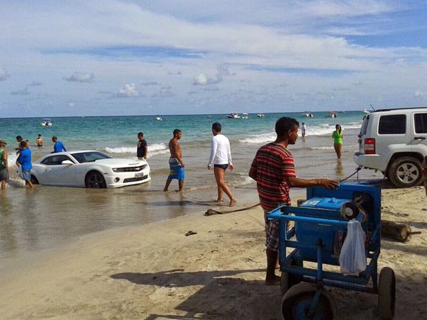 Camaro teve que ser rebocado para sair do mar (Foto: Edson Flávio/Via Certa Natal)