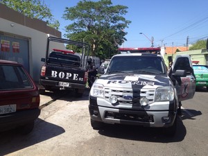 Bope, Rone e policiais do 1º Batalhão de Polícia Militar foram até a Central de Flagrantes (Foto: Juliana Barros/G1)