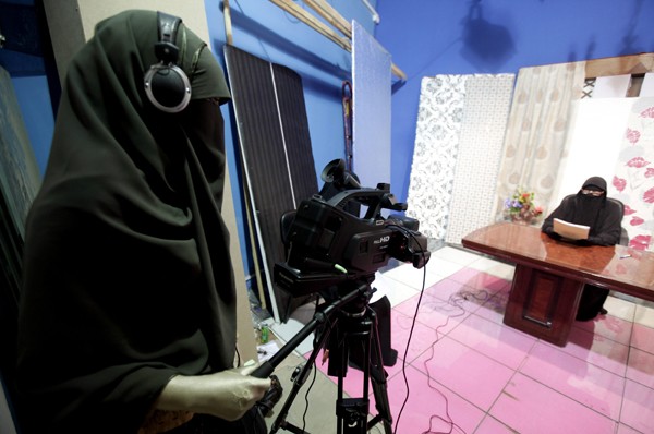 Todas as funcionárias do novo canal usam o hijab. (Foto: Mohamed Abd El-Ghany/Reuters)