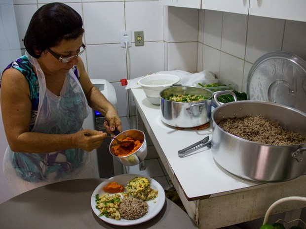 Dona Célia Praxedes conta que sua maior satisfação e a de tornar as pessoas mais saudáveis (Foto: Jonathan Lins/G1)