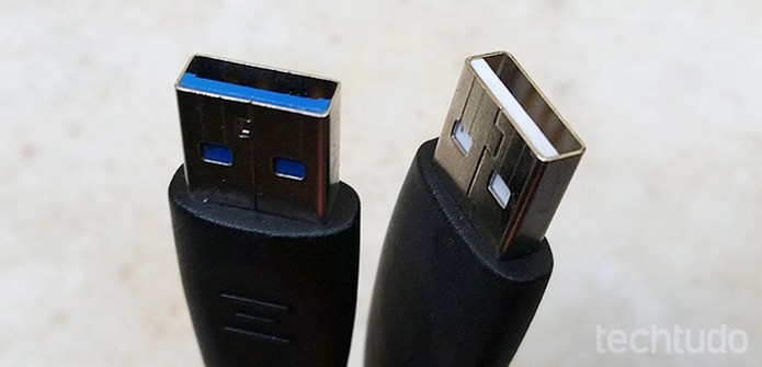 Diferença do USB 3.0, em azul, e 2.0 branco (Foto: Barbara Mannara/TechTudo)