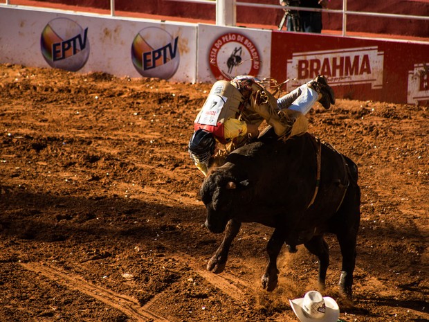 O peão Vitor Lambert sofreu uma queda brusca em Barretos nesta sexta-feira (26) (Foto: Mateus Rigola/G1) O peão Vitor Lambert sofreu uma queda brusca em Barretos nesta sexta-feira (26) (Foto: Mateus Rigola/G1)