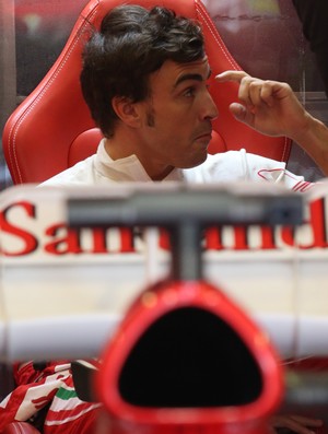 Fernando Alonso nos boxes da Ferrari em Hungaroring (Foto: AFP)