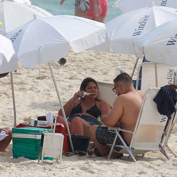 Marilia Mendonça curte praia com amigos na Barra da Tijuca (Foto: Dilson Silva/ AgNews)