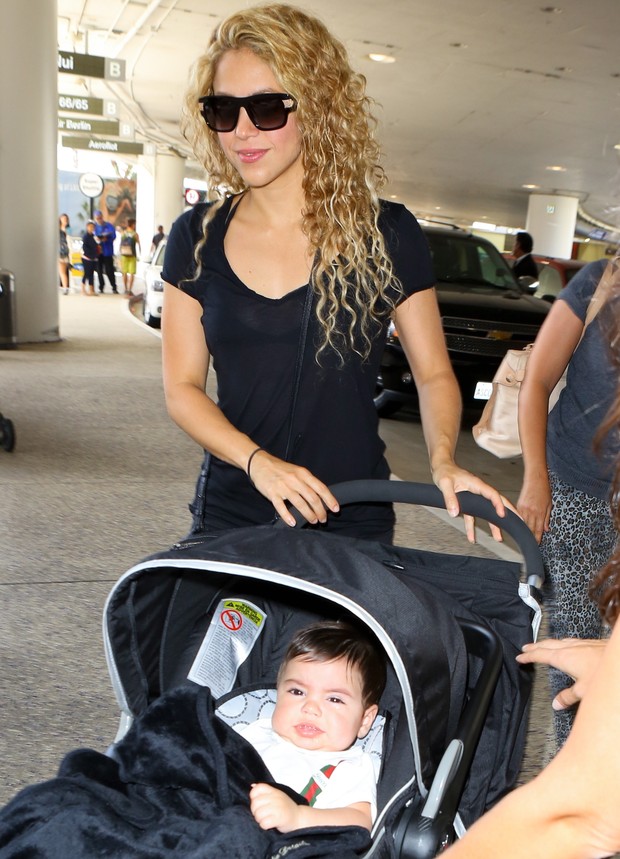 X17 - Shakira com o filho Milan (Foto: X17 / Agência)